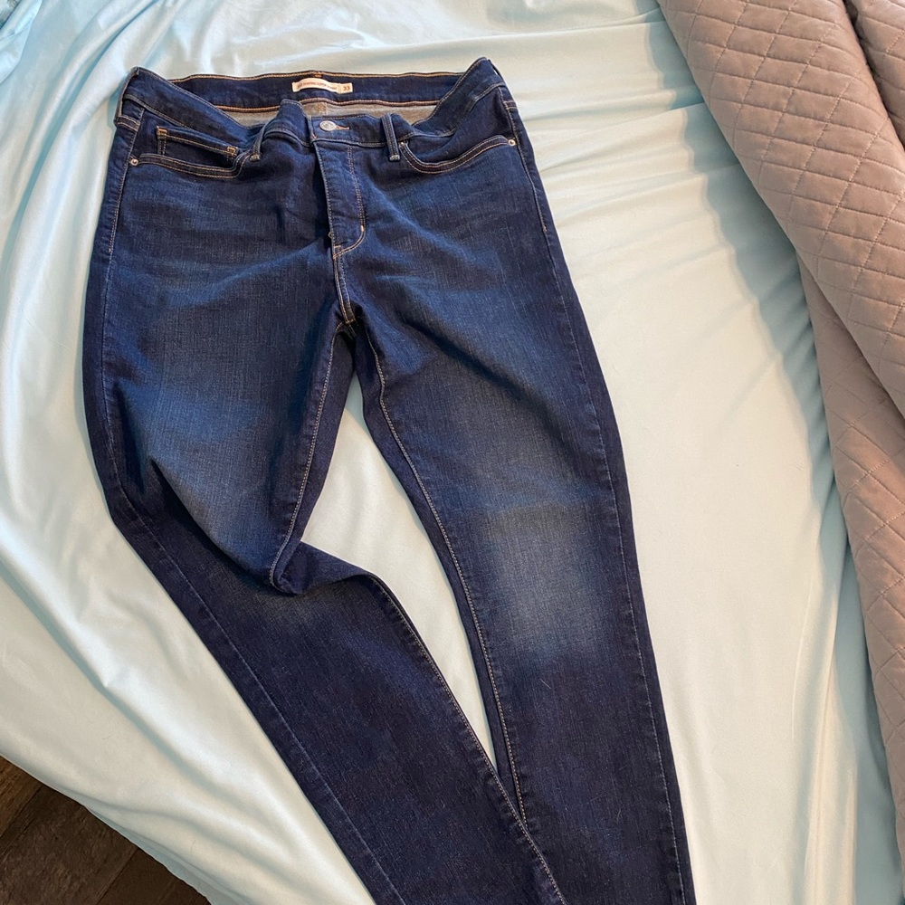 Levi’s 310 shaping super skinny jeans